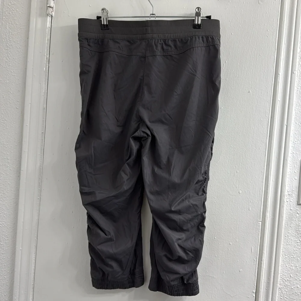 NORTH FACE Girls Jogger Pants XL (18) in gray Ruched Cropped Pull On Outdoor